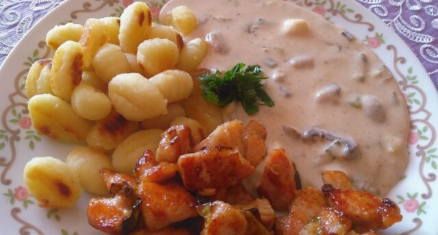 Krůtí maso na kousky s opékanými gnocchi a smetanovou omáčkou.