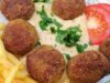 Šťavnaté krůtí kuličky s mozzarellou a krémovou hořčičnou omáčkou Smažené masové kuličky s omáčkou, hranolkami a zeleninovou oblohou.