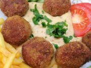 Šťavnaté krůtí kuličky s mozzarellou a krémovou hořčičnou omáčkou Smažené masové kuličky s omáčkou, hranolkami a zeleninovou oblohou.