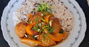 Pikantní kuřecí fajitas s rýží: Barevný a šťavnatý oběd plný energie Talíř s barevnými kuřecími fajitas (papriky, pórek, cibule a maso) podávaná s bílou rýží a čerstvým citronem.