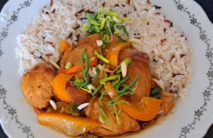 Pikantní kuřecí fajitas s rýží: Barevný a šťavnatý oběd plný energie Talíř s barevnými kuřecími fajitas (papriky, pórek, cibule a maso) podávaná s bílou rýží a čerstvým citronem.