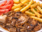 Šťavnaté kuřecí plátky na žampionech s hranolky