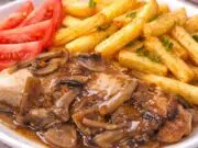 Šťavnaté kuřecí plátky na žampionech s hranolky