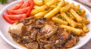 Šťavnaté kuřecí plátky na žampionech s hranolky