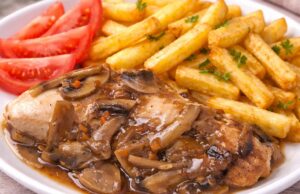 Šťavnaté kuřecí plátky na žampionech s hranolky