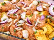 Zapékané brambory s kuřecím masem a smetanou: Krémový oběd z jednoho pekáče