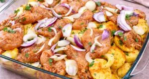 Zapékané brambory s kuřecím masem a smetanou: Krémový oběd z jednoho pekáče