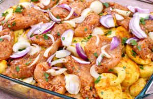 Zapékané brambory s kuřecím masem a smetanou: Krémový oběd z jednoho pekáče