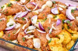 Zapékané brambory s kuřecím masem a smetanou: Krémový oběd z jednoho pekáče