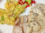 Šťavnaté kuřecí prso s pepřovou omáčkou a tyrolskými bramborami