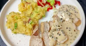 Šťavnaté kuřecí prso s pepřovou omáčkou a tyrolskými bramborami