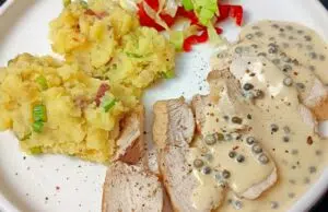 Šťavnaté kuřecí prso s pepřovou omáčkou a tyrolskými bramborami