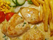 Kuřecí prsa v krémové česnekovo-parmezánové omáčce: Gurmánský zážitek z jedné pánve