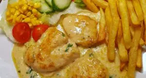 Kuřecí prsa v krémové česnekovo-parmezánové omáčce: Gurmánský zážitek z jedné pánve