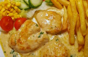 Kuřecí prsa v krémové česnekovo-parmezánové omáčce: Gurmánský zážitek z jedné pánve