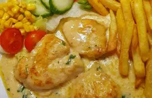 Kuřecí prsa v krémové česnekovo-parmezánové omáčce: Gurmánský zážitek z jedné pánve