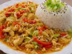 Kuřecí Stir-fry jako z asijské restaurace: Recept na lepkavé medové nudličky!