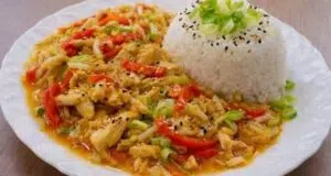 Kuřecí Stir-fry jako z asijské restaurace: Recept na lepkavé medové nudličky!