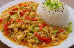 Kuřecí Stir-fry jako z asijské restaurace: Recept na lepkavé medové nudličky!