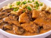 Kuřecí plátky na hříbkách: Krémová omáčka s vůní lesa, kterou si zamilujete