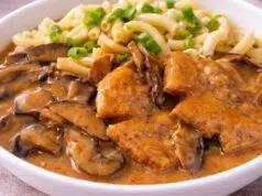 Kuřecí plátky na hříbkách: Krémová omáčka s vůní lesa, kterou si zamilujete