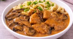 Kuřecí plátky na hříbkách: Krémová omáčka s vůní lesa, kterou si zamilujete