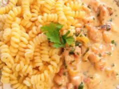 Krémové kuřecí kousky se sýrovou omáčkou: Rychlá večeře, kterou milují všichni Krémová kuřecí směs se zeleninou podávaná s těstovinami fusilli.