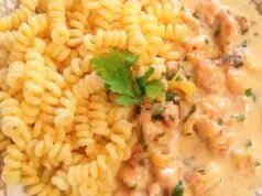 Krémové kuřecí kousky se sýrovou omáčkou: Rychlá večeře, kterou milují všichni Krémová kuřecí směs se zeleninou podávaná s těstovinami fusilli.