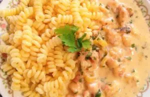 Krémové kuřecí kousky se sýrovou omáčkou: Rychlá večeře, kterou milují všichni Krémová kuřecí směs se zeleninou podávaná s těstovinami fusilli.
