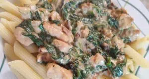 Rychlá kuřecí směs se špenátem a Lučinou: Krémový oběd za pár minut