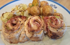 Luxusní kuřecí šneci se sýrovou omáčkou a ořechy: Recept pro gurmány Zlatavě opečení kuřecí šneci na špejli, přelití hustou smetanovou omáčkou s kousky nivy a vlašských ořechů, podávaní s pečenými brambory a květákem.