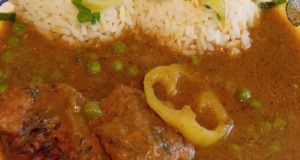 Šťavnatá vepřová kýta na hrášku s rýží: Rychlý recept na poctivý rodinný oběd Talíř s plátky dušené vepřové kýty v hnědé omáčce se zeleným hráškem, podávaný s kopečkem bílé rýže.