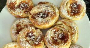 Rychlé listové koláčky s tvarohem a povidly: Křupavá dobrota hotová za 20 minut!