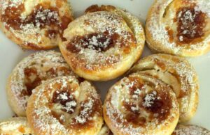 Rychlé listové koláčky s tvarohem a povidly: Křupavá dobrota hotová za 20 minut!