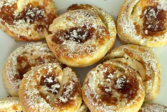 Rychlé listové koláčky s tvarohem a povidly: Křupavá dobrota hotová za 20 minut!