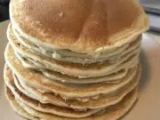 Rychlé lívance bez kynutí: Nadýchaná snídaně z jedné mísy hotová za pár minut!