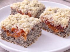 Maková bublanina s meruňkami a švestkami: Vláčný koláč s křupavou drobenkou