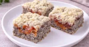 Maková bublanina s meruňkami a švestkami: Vláčný koláč s křupavou drobenkou