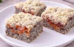 Maková bublanina s meruňkami a švestkami: Vláčný koláč s křupavou drobenkou