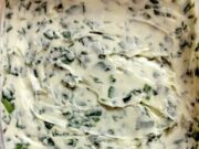 Domácí máslo s medvědím česnekem: Jarní vitamínová bomba, kterou si zamilujete