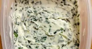 Domácí máslo s medvědím česnekem: Jarní vitamínová bomba, kterou si zamilujete