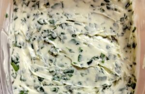 Domácí máslo s medvědím česnekem: Jarní vitamínová bomba, kterou si zamilujete