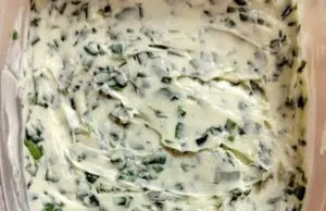 Domácí máslo s medvědím česnekem: Jarní vitamínová bomba, kterou si zamilujete