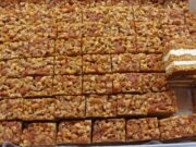 Medové řezy „Nebe v hubě“: Legendární dezert s ořechovou krustou a jemným krémem