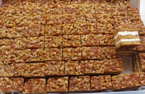 Medové řezy „Nebe v hubě“: Legendární dezert s ořechovou krustou a jemným krémem