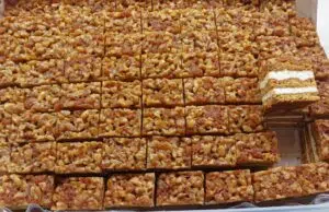 Medové řezy „Nebe v hubě“: Legendární dezert s ořechovou krustou a jemným krémem