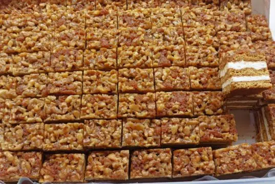 Medové řezy „Nebe v hubě“: Legendární dezert s ořechovou krustou a jemným krémem