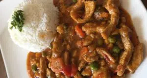 Pikantní vepřové nudličky se zeleninou: Rychlá minutka z jedné pánve!