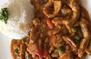 Pikantní vepřové nudličky se zeleninou: Rychlá minutka z jedné pánve!