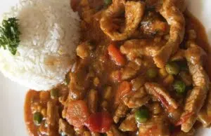 Pikantní vepřové nudličky se zeleninou: Rychlá minutka z jedné pánve!